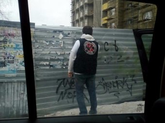 Фото из групп «Стопнаркотик». Лидер движения лично закрашивает граффити с рекламой дурманящих веществ.